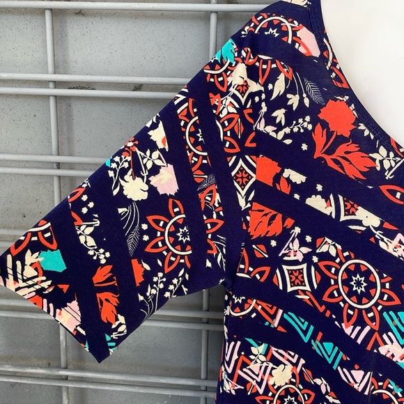 LulaRoe Geometric  & Floral Printed Perfect T High Low Top-#0225 - Picture 4 of 12